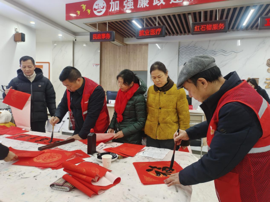 云峰社区开展“迎新春·送万福·进万家”写春联送祝福文化志愿服务活动