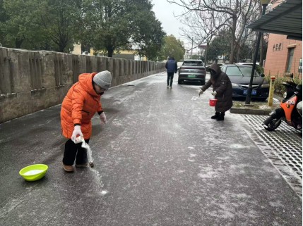 运河社区：铲雪除冰筑牢冬日安全防线