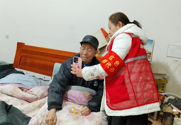 昭山鎮(zhèn)路口社區(qū)：“流動(dòng)窗口”暖寒冬 認(rèn)證安全送到家