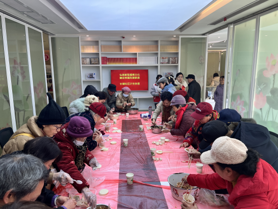 長(zhǎng)塘社區(qū)開展“以餃為媒話婚育 鄰里同心傳新風(fēng)”主題包餃子活動(dòng)