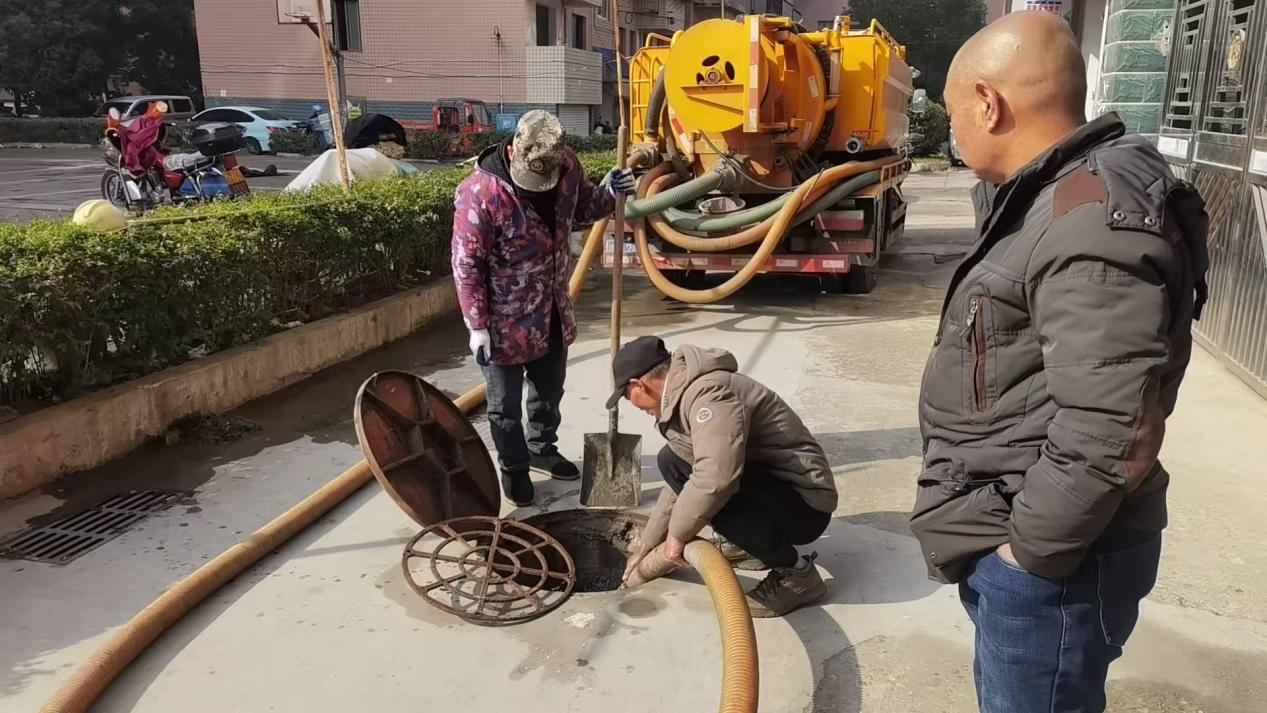 霞城村开展排污管道清理工作 筑牢人居环境“民生防线”
