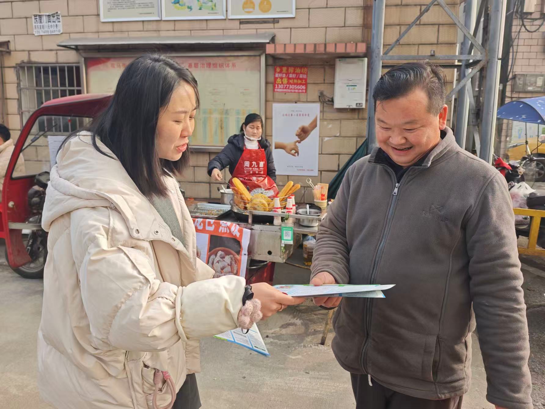 趕集日“煙火氣”里送安全 象形社區(qū)宣傳服務(wù)暖民心
