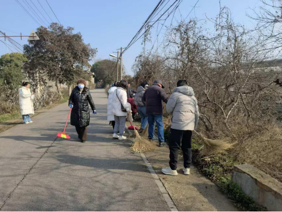 紗廠街社區(qū)開展“除草護(hù)路·為民解憂”活動