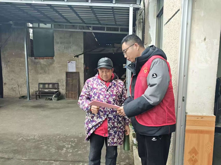 昭山鎮(zhèn)高峰村開展冬季“敲門行動(dòng)”