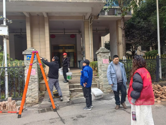 陽光社區(qū)聯(lián)合物業(yè)拆除隱患大門 修復(fù)門柱守護居民安全