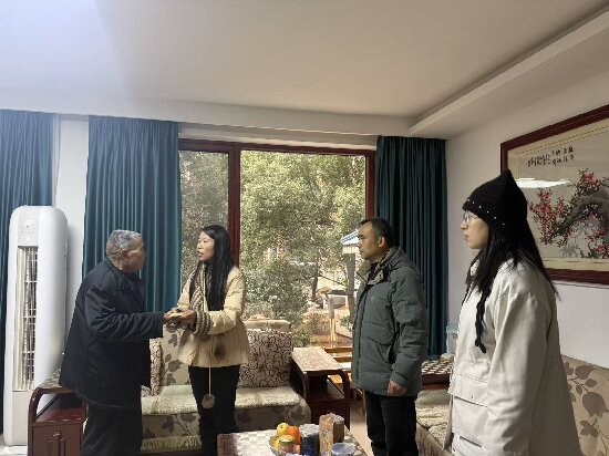 芙蓉社區(qū)黨總支開展困難黨員春節(jié)慰問活動