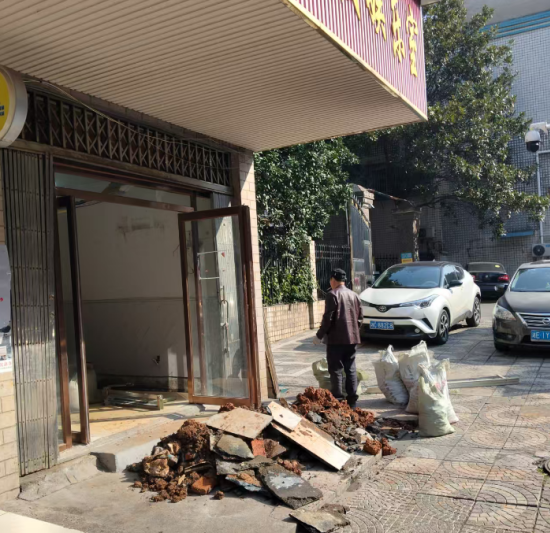 門店違規(guī)裝修亂堆垃圾 長塘社區(qū)快速處置促整改