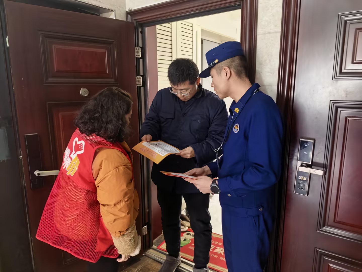 岳塘岭社区开展消防安全“敲门行动” 筑牢春节安全防线