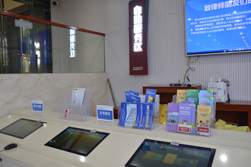 岳塘法院：立案十年間——從“群眾奔波”到“一碼通辦”的司法之變