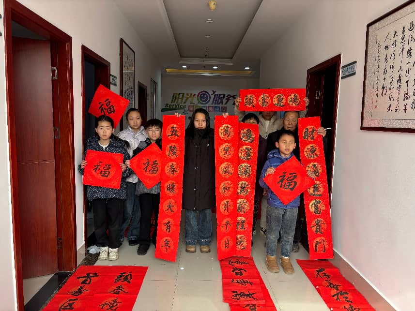 翰墨飘香迎新春 春联送福暖万家——桥湾社区开展迎新春送春联活动  ​