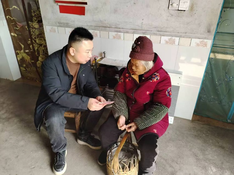 昭山鎮(zhèn)紅旗村開展春節(jié)前走訪慰問活動(dòng)