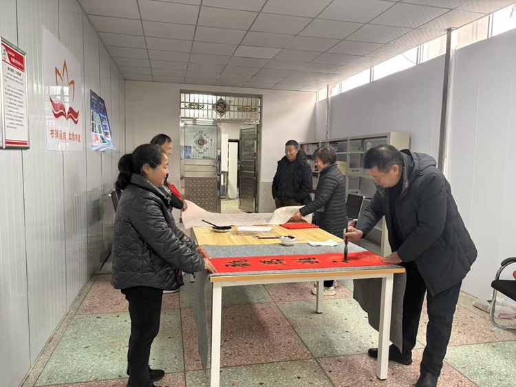 昭山鎮(zhèn)紅旗村：翰墨寄情迎新年 福聯(lián)入戶暖人心