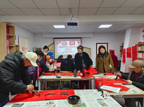 金耐社區(qū)開展“慈善潤?quán)徖?春聯(lián)迎新春”送?；顒? />
                                        </a>
                                                                        <div   id=