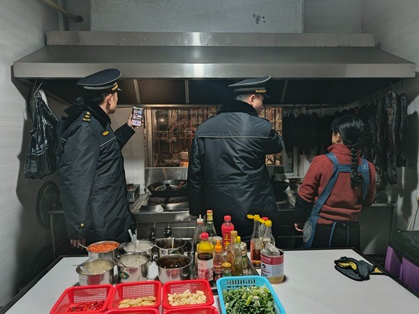 三角坪社區(qū)聯(lián)合多部門開展餐飲油煙專項(xiàng)檢查