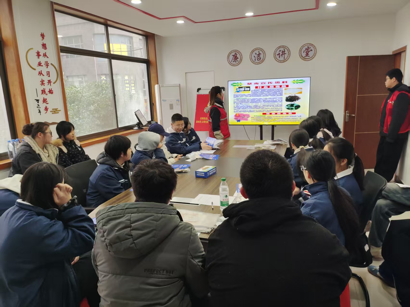 岳塘嶺社區(qū)開展未成年人禁毒知識講座