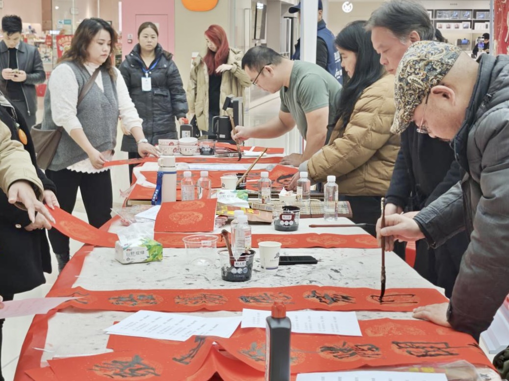 新塘里社區(qū)開展新春送春聯(lián)惠民活動