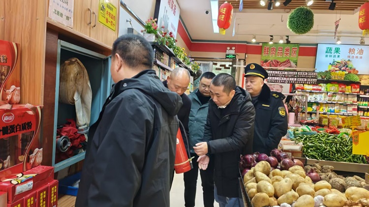 昭山鎮(zhèn)人大開(kāi)展節(jié)前安全專項(xiàng)檢查 全力守護(hù)群眾平安過(guò)節(jié)