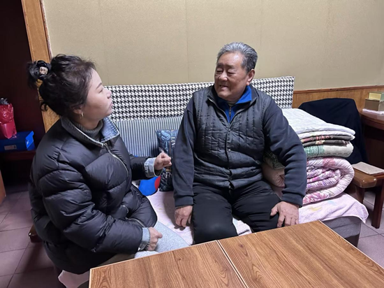 向陽(yáng)社區(qū)黨總支開(kāi)展春節(jié)前走訪慰問(wèn)活動(dòng)