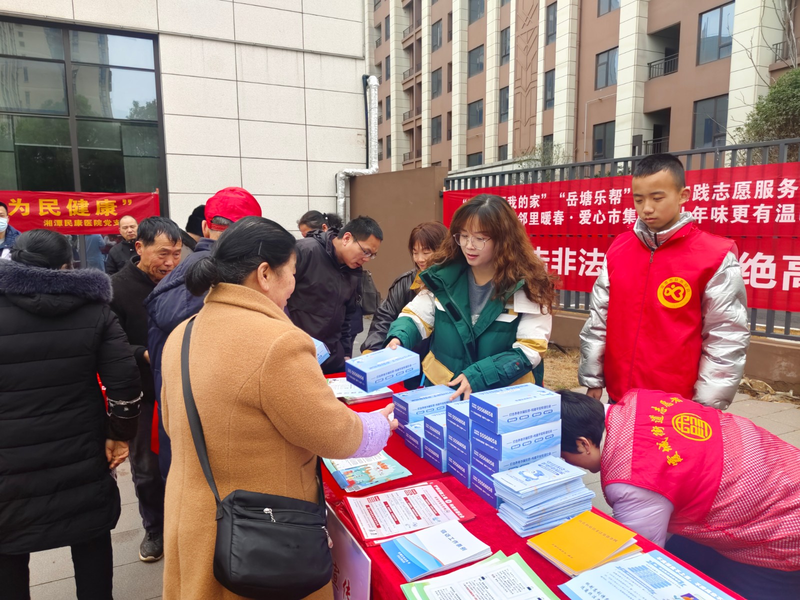 霞城街道：聚焦公益集市活动现场  织密非法集资“防护网”