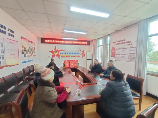 橫街社區(qū)聯(lián)合市住房公積金管理中心開(kāi)展春節(jié)集中慰問(wèn)活動(dòng)