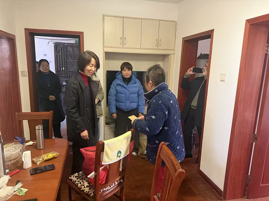 江濱社區(qū)聯(lián)合共建單位開(kāi)展“冬送溫暖”慰問(wèn)活動(dòng)