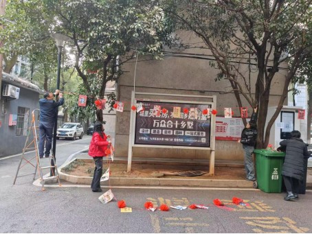 長城社區(qū)：“金衣”裹綠樹 年味滿家園