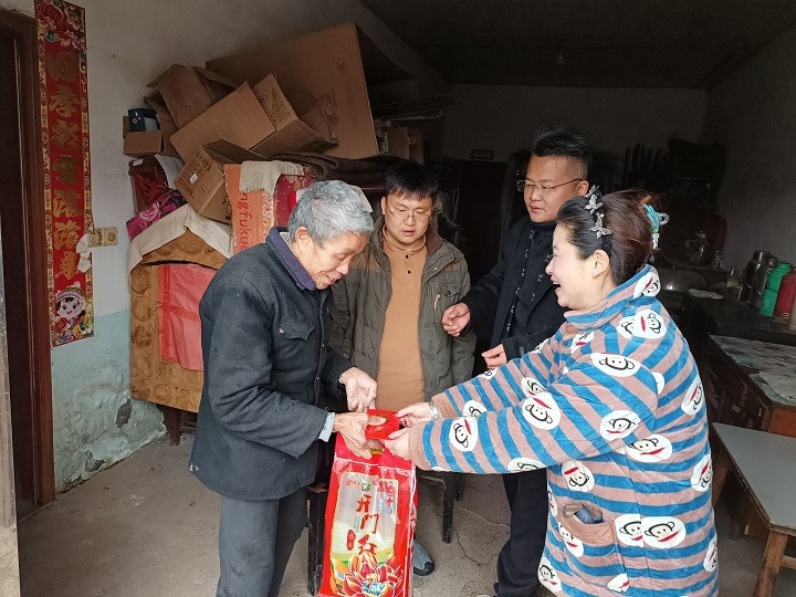 高峰村聯(lián)合轄區(qū)企業(yè)開(kāi)展節(jié)前集中走訪慰問(wèn)活動(dòng)