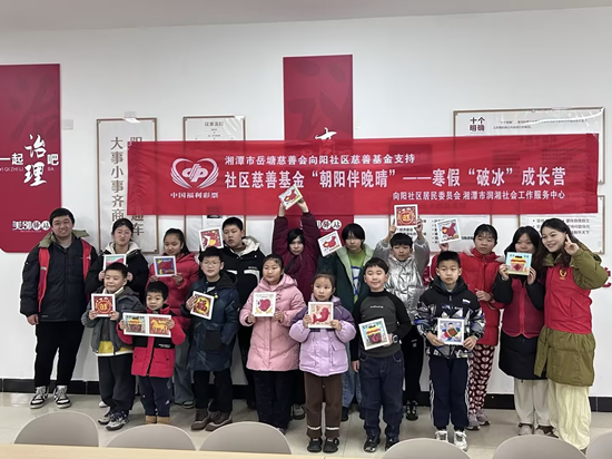 向陽(yáng)社區(qū)開(kāi)展“朝陽(yáng)伴晚晴 溫情潤(rùn)?quán)徖铩贝壬乒婊顒?dòng)