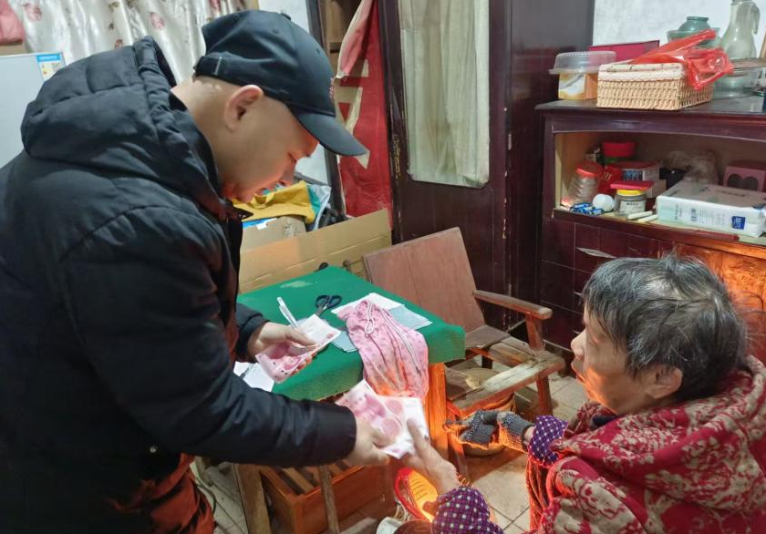 岳塘村开展“三听三问”下户慰问困难群众活动