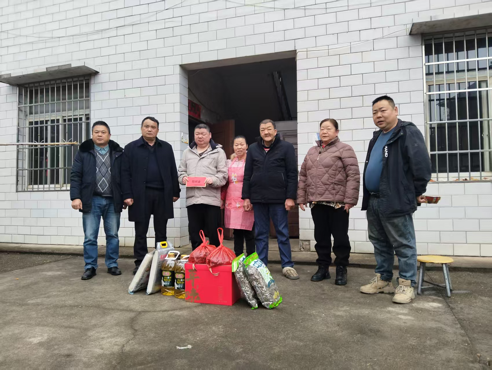 歲寒送暖情更濃 區(qū)人大代表板塘小組春節(jié)前慰問結對幫扶對象