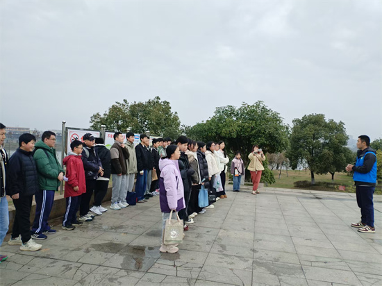 横街社区联合多方开展净滩护河志愿行动