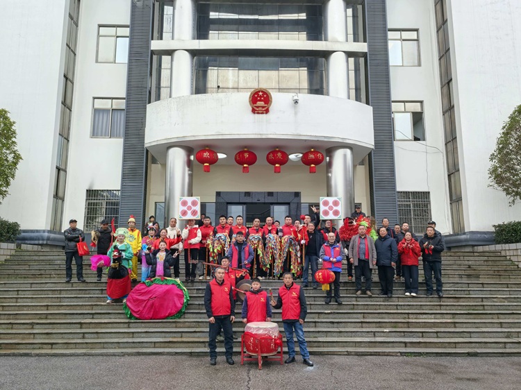 龍騰獅躍鬧元宵·馬年奮進(jìn)譜新篇——昭山鎮(zhèn)白鶴村“我愛湘潭我的家”之“龍獅賀歲·馬上添?！闭寡莼顒訄A滿舉行
