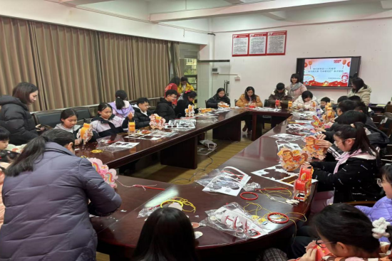 陽(yáng)光社區(qū)開(kāi)展“金馬鬧元宵?巧手做花燈”親子活動(dòng)