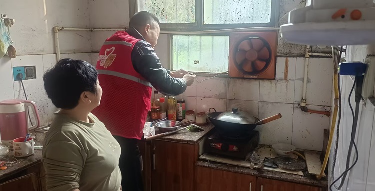 情暖三月學(xué)雷鋒 上門檢修解民難——昭山鎮(zhèn)路口社區(qū)志愿服務(wù)在行動