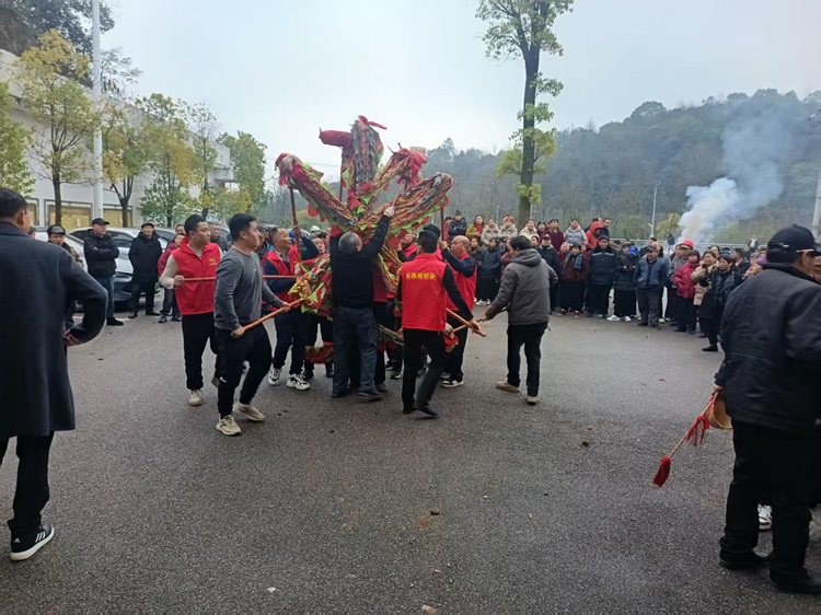 昭山鎮(zhèn)幸福村歡天喜地慶元宵 民俗舞龍年味足