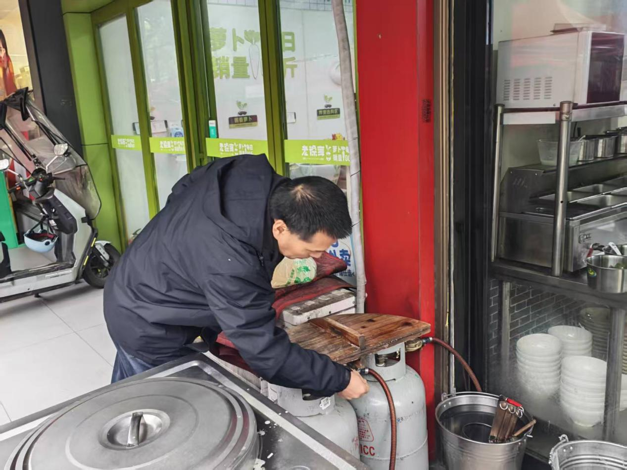 岳塘村开展燃气安全排查 筑牢辖区安全防线