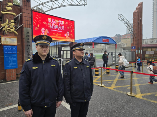 護(hù)航開學(xué)季 岳塘城管全力凈化校園周邊環(huán)境