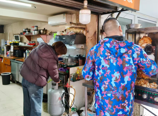 云峰社區(qū)專項排查餐飲門店消防與燃氣安全