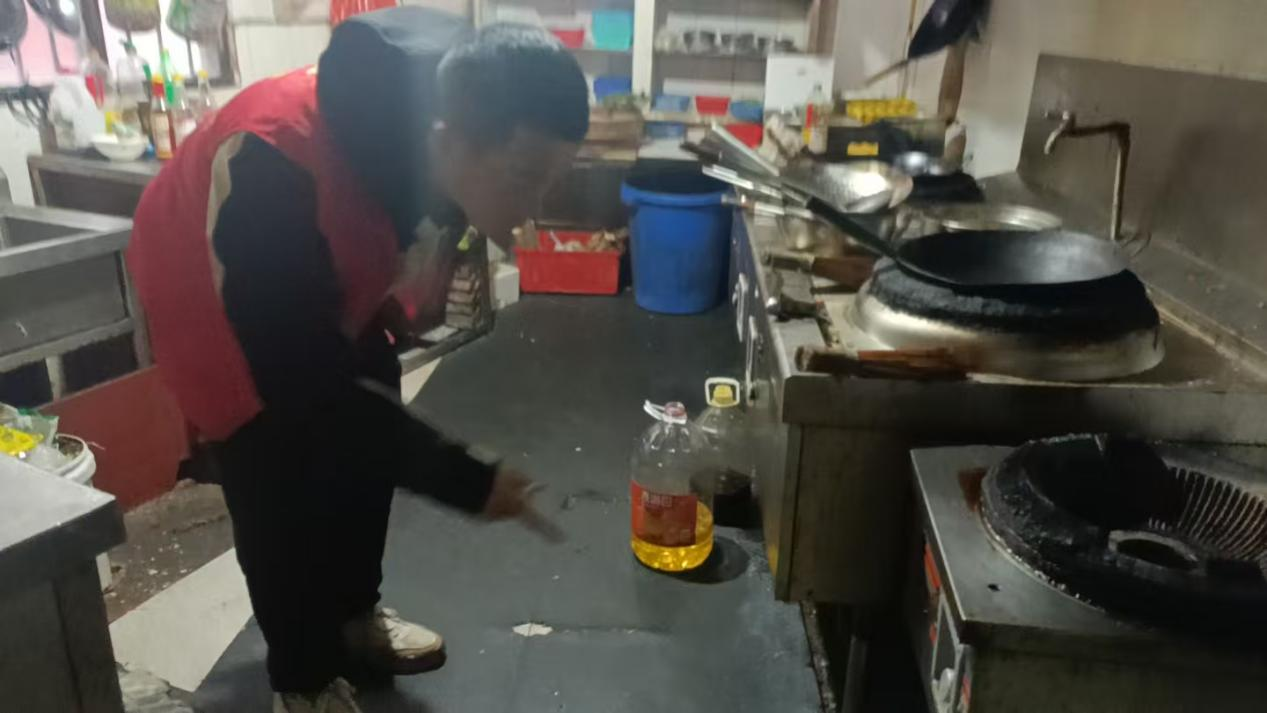 下摄司村开展门店燃气安全及禁燃禁放禁售烟花爆竹集中宣传活动