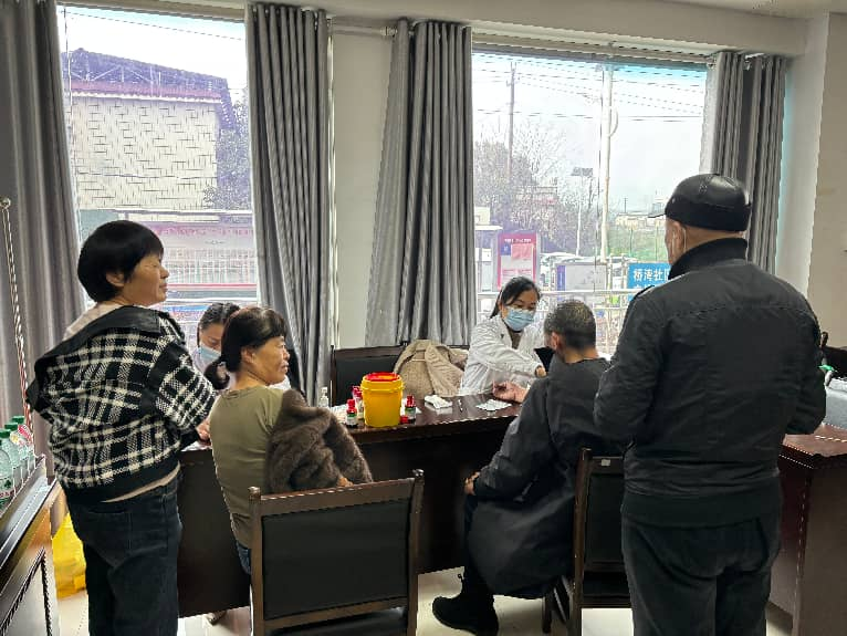 守護(hù)長(zhǎng)者健康——橋?yàn)成鐓^(qū)開(kāi)展老年人免費(fèi)體檢