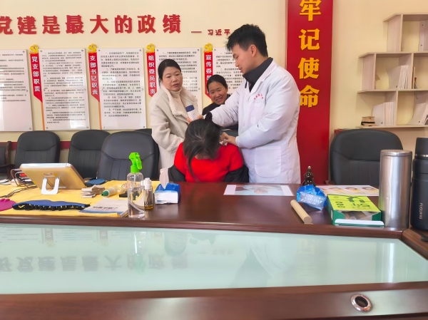 中醫(yī)義診進(jìn)環(huán)衛(wèi) 健康守護(hù)暖人心