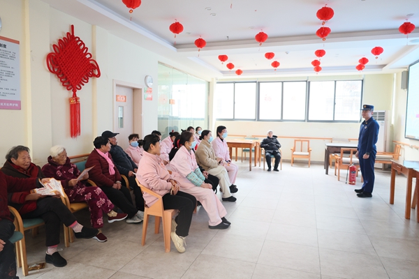 岳塘區(qū)消防藍(lán)焰志愿服務(wù)隊(duì)走進(jìn)養(yǎng)老機(jī)構(gòu)開(kāi)展學(xué)雷鋒志愿服務(wù)活動(dòng)