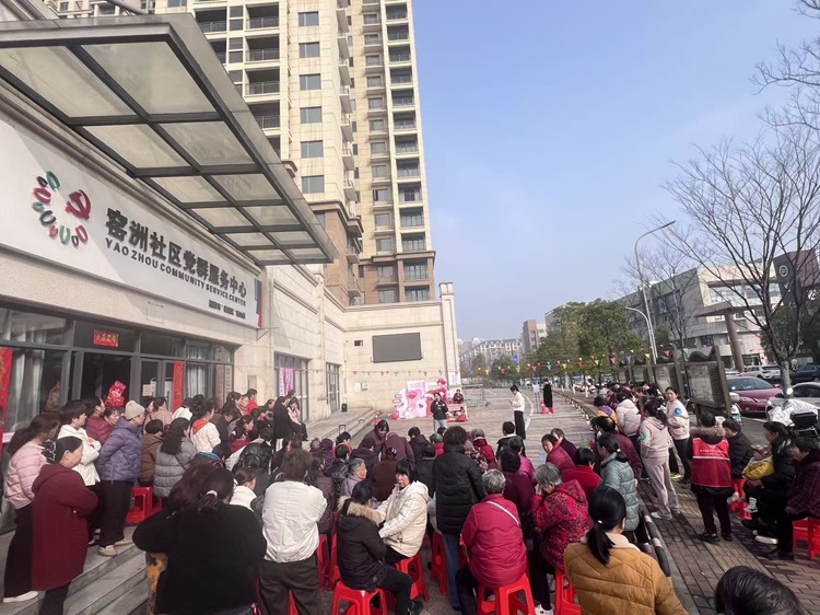 昭山鎮(zhèn)窯洲社區(qū)開(kāi)展“我愛(ài)湘潭我的家”——“三八嘉年華·趕馬贏歡樂(lè)”趣味活動(dòng)