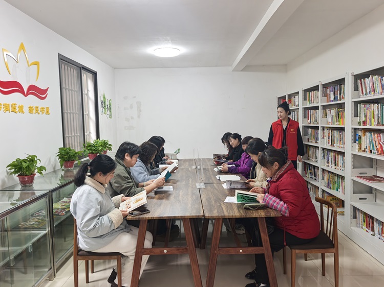 書(shū)香致遠(yuǎn) 魅力閱讀——昭山鎮(zhèn)新民村農(nóng)家書(shū)屋開(kāi)展慶“三八”主題閱讀活動(dòng)