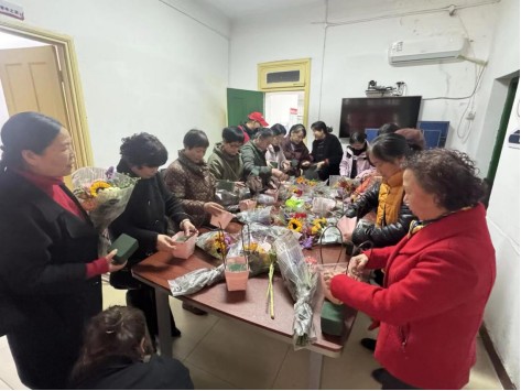 手作沁芬芳 栗塘社區(qū)開展慶“三八”趣味插花活動(dòng)