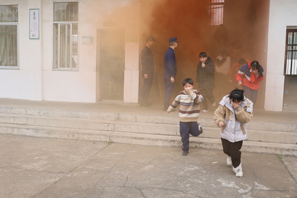 岳塘消防救援局開展消防安全“開學(xué)第一課”活動 筑牢校園安全防火墻
