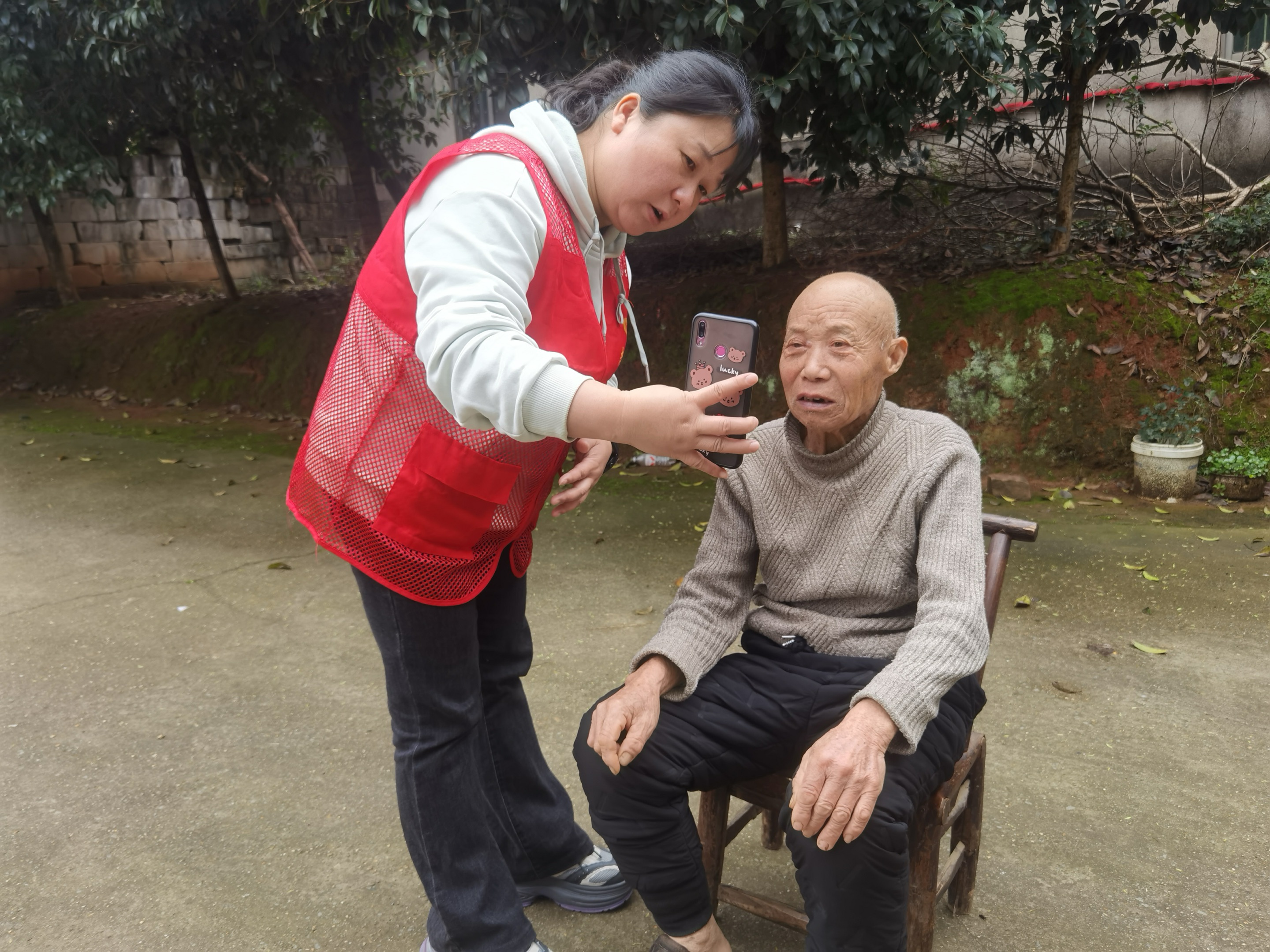 清水村：志愿者上門幫辦社保認證