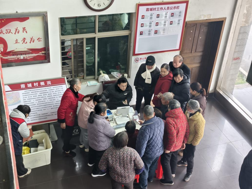 贴心服务暖民心——霞城村开展健康义诊活动
