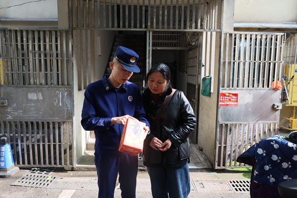 岳塘區(qū)消防救援局開(kāi)展“安全到家、我來(lái)教你辨別真假消防產(chǎn)品”為主題的消防宣傳活動(dòng)