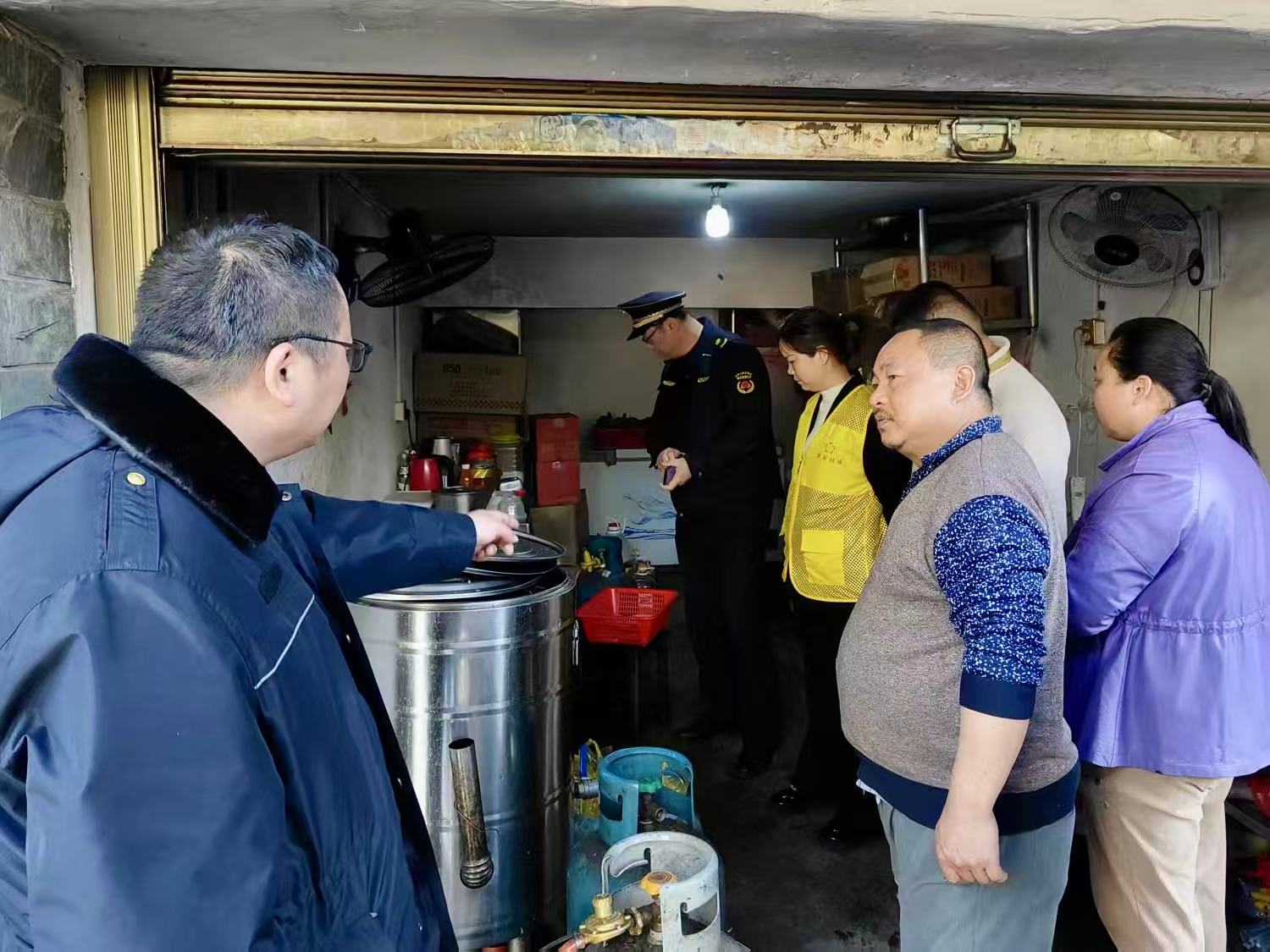 新電社區(qū)聯(lián)合街道城管執(zhí)法隊開展轄區(qū)燃氣安全排查整治專項行動